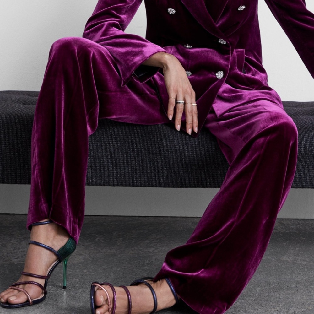 Multicolored heel sandal.